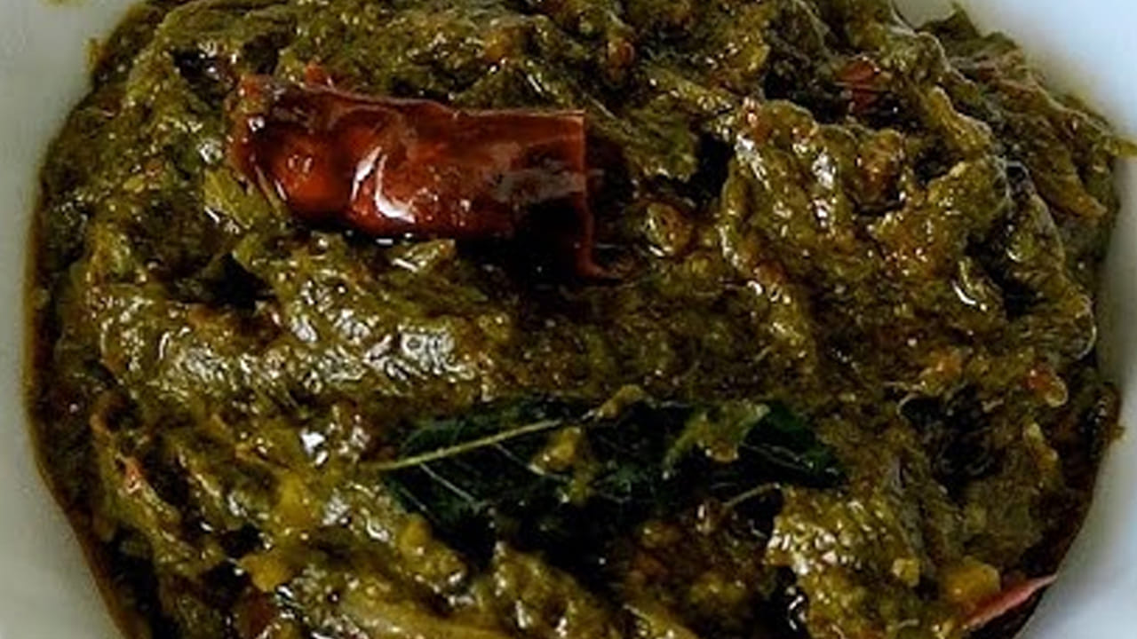 ఆ తర్వాత పాన్ తీసుకుని స్టవ్ మీద పెట్టి దానిలో కొద్దిగాఆయిల్ వేసి చుక్కకూర ఆకులు, టమాటాలు ముక్కలు, పచ్చి మిర్చిని వేసి బాగా వేయించుకోవాలి. ఆ తర్వాత వీటిని తీసుకుని రోటిలో వేసి మెత్తగా రుబ్బుకోవాలి.