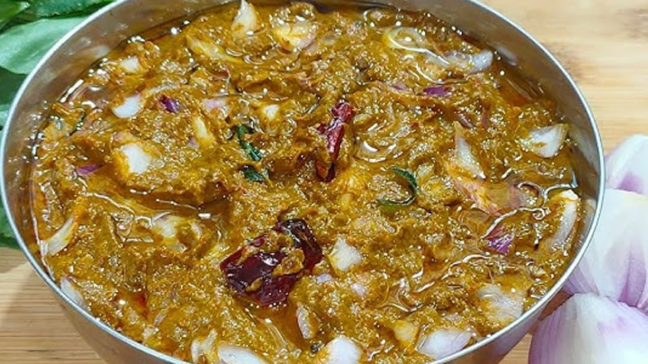 రోటిలో నూరే టప్పుడు మధ్యలో కొద్దిగా ఉప్పు, చింతపండు వేసి దంచాలి. ఆ తర్వాత వెల్లుల్లి రెబ్బలు కూడా దంచుకోవాలి. అలాగే, రుచికి సరిపడా ఉప్పు దీనిని ఒక ప్లేట్ లేదా గిన్నెలోకి తీసుకోవాలి.