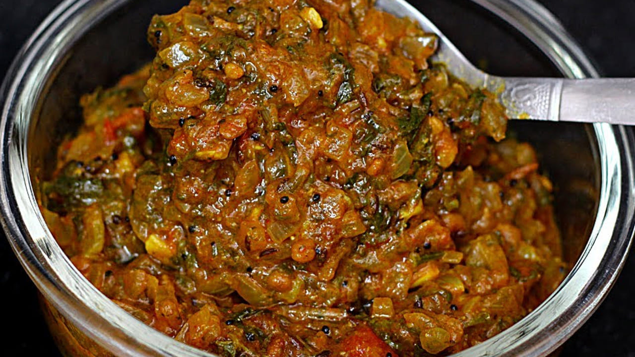 చుక్క కూర రోటి పచ్చడి నూరిన తర్వాత దీనిలో నిమ్మరసాన్ని కూడా కలుపుకుంటే రుచి అద్భుతంగా ఉంటుంది. మంట ఎక్కువగా ఉంటె ఒక కప్పు ఉల్లిపాయ ముక్కలు వేసుకుంటే మంట తగ్గుతుంది. అంతే వేడి వేడి చుక్క రోటి పచ్చడి రెడీ.