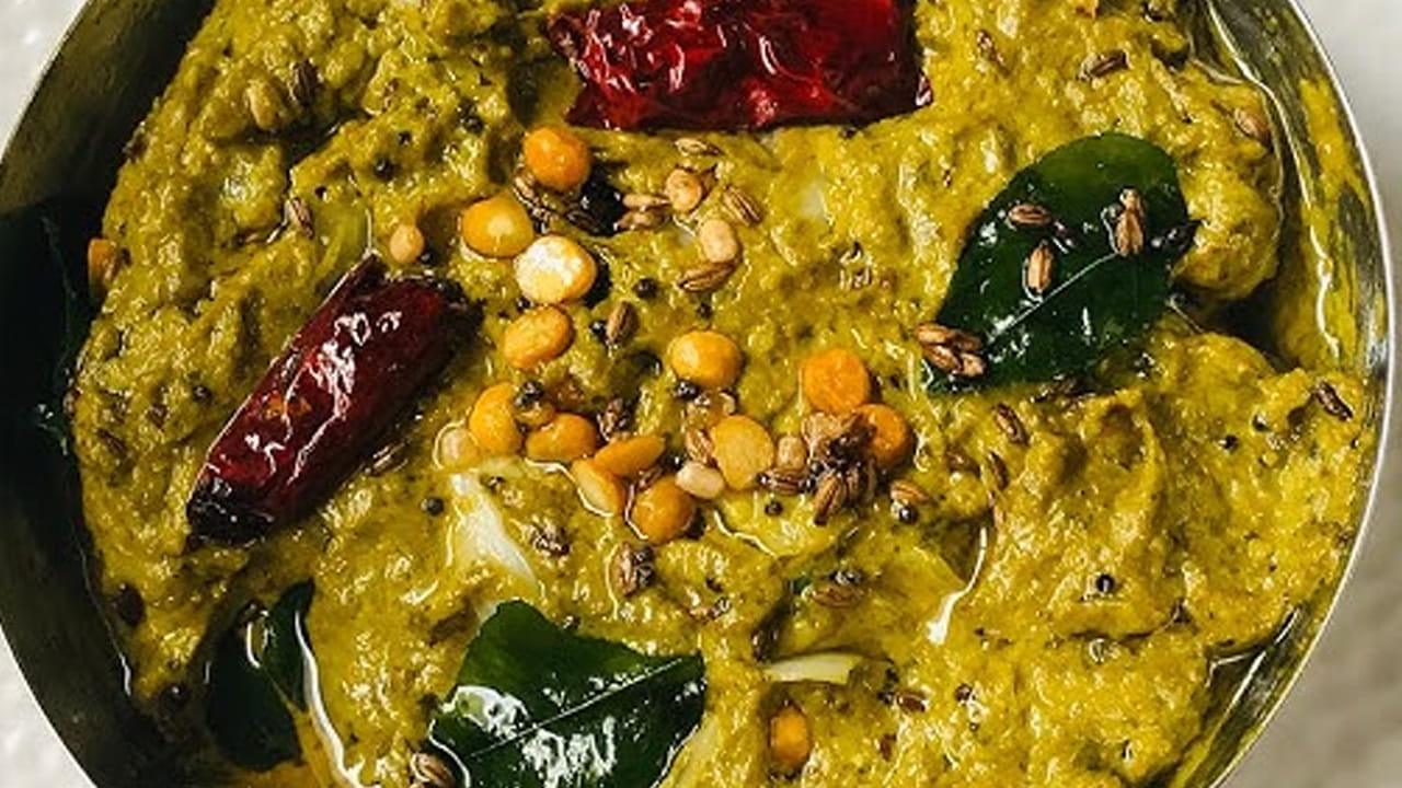 కావాల్సిన పదార్ధాలు : రెండు కట్టలు చుక్క కూర , మూడు టమాటాలు, 4 పచ్చి మిర్చి, 10 వెల్లుల్లి రెబ్బలు, రుచికి తగినంత ఉప్పు, రెండు టేబుల్ స్పూన్స్ నిమ్మరసం, ఉల్లిపాయ ముక్కలు, కొత్తిమీరను, నూనెను తీసుకోవాలి.