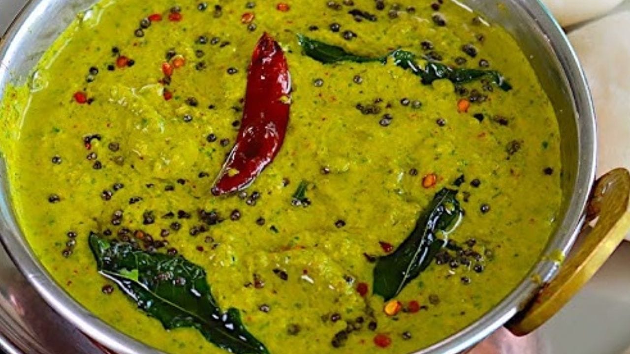 ఈ చట్నీని కొద్దిగా నూనెతోనే టేస్టీగా తయారు చేసుకోవచ్చు. ఇక ఇప్పుడు ముందుగా స్టవ్ వెలిగించి దాని మీద స్టవ్ పెట్టి దానిలో వేయించిన టమాటాలు, పుదీనా మిశ్రమాన్ని వేసుకుని, తాలింపు పెడితే  చట్నీ రెడీ అయిపోతోంది. 