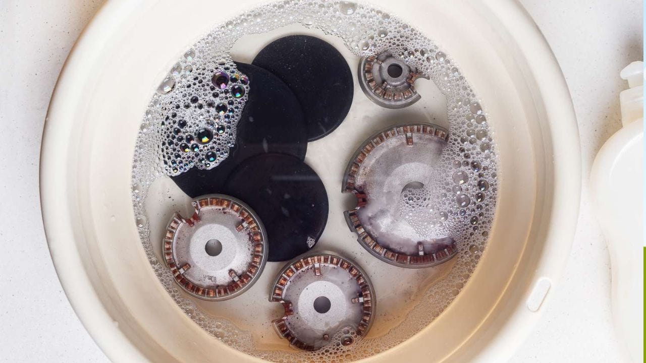 వెనిగర్: బర్నర్లపై అంటుకున్న గ్రీజు, మరకలను తొలగించడంలో వెనిగర్ కూడా చాలా సహాయపడుతుంది. దీని కోసం, స్ప్రే బాటిల్‌లో తెల్ల వెనిగర్, నీటిని సమాన భాగాలుగా కలపండి. ఈ ద్రావణాన్ని బర్నర్లపై స్ప్రే చేయండి. కనీసం 15-20 నిమిషాలు అలాగే ఉంచి, ఆపై స్క్రబ్బర్‌తో శుభ్రం చేయండి. ఇలా చేయడం ద్వారా బర్నర్‌పై ఉన్న డస్ట్‌  మొత్తం పొయి క్లీన్‌గా మారుతుంది. అలాగే గ్యాస్‌ కూడా ఆదా అవుతుంది. 