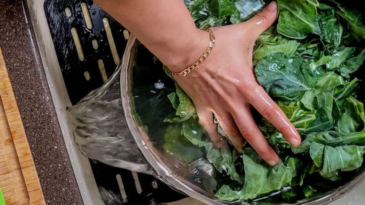 ఆకులను తొలగించండి: మీరు ఆకుకూరలు తెచ్చుకుంటే ముందుగా వాటికి ఉన్న ఆకులను చేతితో తొలగించండి. తర్వాత వాటిన శుభ్రంగా దులపండి. అప్పుడు వాటిలో ఏవైనా పురుగులు ఉంటే కిందపడిపోతాయి. ఇప్పుడు ఒక పెద్ద కుండలో నీళ్ళు నింపి, ఆకుకూరలను కొద్దికొద్దిగా వేసి కడగండి. మొదట సగం ఆకుకూరలను వేసి నీటిలో 3-4 సార్లు కడగండి. దీనివల్ల దుమ్ము, మురికి పూర్తిగా తొలగిపోతాయి. తర్వాత దానిని కట్‌చేసి వండుకోండి