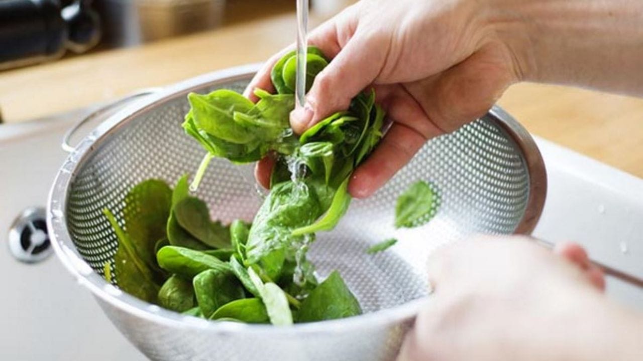 నెట్‌ బ్యాగ్: మీరు మీ ఆకుకూరలను సులభంగా శుభ్రం చేసుకోవాలనుకుంటే, నెట్ బ్యాగ్ ఉపయోగించండి. ఆకుకూరలను కోసి బ్యాగ్‌లో ఉంచండి. ఒక పెద్ద పాన్ లేదా బకెట్‌ను నీటితో నింపి, నెట్ బ్యాగ్‌ను దానిలో ముంచి తీయండి. ఇది ఆకుకూరల నుండి దుమ్ము, ధూళి, కీటకాలన్నింటినీ తొలగిస్తుంది.