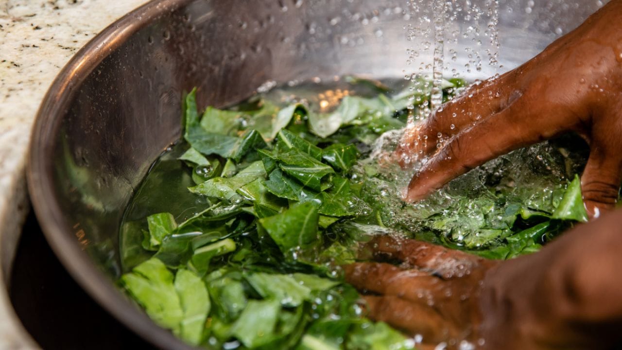 ఉప్పుతో కడగండి: ఆకుకూరలను కోసి ఉప్పు నీటిలో వేసి శుభ్రం చేయండి. దీనివల్ల ఆకులకు అంటుకున్న కీటకాలు కూడా తొలగిపోతాయి.ఆకుకూరలను శుభ్రం చేసేందుకు మీరు ఎప్పుడు పెద్దగా ఉన్న గిన్నెను తీసుకోండి. మీరు కట్‌ చేసిన ఆకుకూరలన్నింటినీ ఒకేసారి కడగకుండా 3 భాగాలుగా విభజించి 2-3 సార్లు నీటితో శుభ్రం చేయండి. ఈ సింపుల్ టిప్స్ పాటించడం వల్ల వాటిలోని పోషకాలు పొందడంతో పాటు మీరు ఆరోగ్యంగా ఉంటారు.