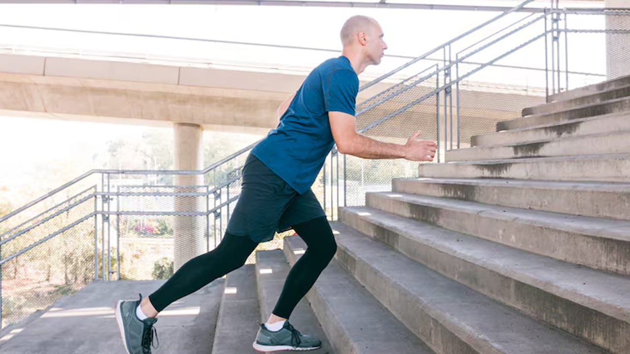 ధూమపానం వల్ల ఊపిరితిత్తుల పనితీరు దెబ్బతింటుంది. స్టామినా పెంచుకోవాలనుకునే వారు పొగత్రాగే అలవాటుకు దూరంగా ఉండాలి. ఒకవేళ మీరు విశ్రాంతి తీసుకుంటున్నప్పుడు కూడా ఆయాసం వస్తుంటే లేదా గుండెలో నొప్పిగా అనిపిస్తే, అది కేవలం స్టామినా సమస్య కాకపోవచ్చు. అటువంటప్పుడు వెంటనే వైద్యుడిని సంప్రదించడం మంచిది.