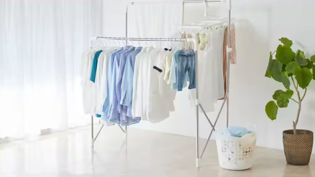 వాస్తు శాస్త్రం ప్రకారం ఇంటిలో తడి బట్టలు ఆరబెట్టడం అస్సలే మంచిదికాదంట. దీని వలన ఇంటిలో ప్రతికూల శక్తి పెపరుగుతుందంట. మీరు ఇంట్లో బట్టలు ఆరవేయడం వలన తేమ పెరిగి, అలాగే ప్రతికూల శక్తి కూడా పెరుగుతుందంట. అంతే కాకుండా మీరు అనేక సమస్యలు ఎదుర్కొనే ఛాన్స్ ఉందని చెబుతున్నారు వాస్తు శాస్త్ర నిపుణులు.