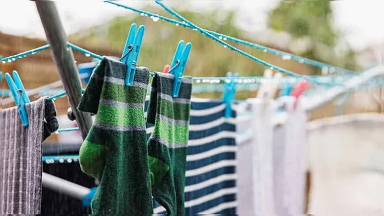 ఇంటిలో తడి బట్టలు ఆరవేయడం వలన ఇది ఆర్థికపరిస్థితిపై కూడా చాలా ప్రభావం చూపుతందంట. తేమగా ఉండే ఇంటిలో ఎప్పుడూ లక్ష్మీదేవి ఉండటానికి ఇష్టపడదు. ఇది నేరుగా ఆర్థిక పరిస్థఇపై ప్రభావం చూపుతుంది. దీని వలన మీరు ఆర్థిక పరమైన ఇబ్బందులు ఎదుర్కొనే ఛాన్స్ ఉన్నదంట.