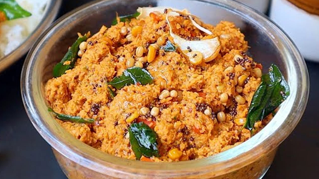 పచ్చి కొబ్బరి ఎండు మిర్చి చట్నీ ఎలా తయారు చేయాలంటే?
పదార్థాలు: ఒక కప్పు పచ్చి కొబ్బరి ముక్కలు, 7 ఎండు మిర్చి, ఒక టేబుల్ స్పూన్ జీలకర్ర, నాలుగు వెల్లుల్లి రెబ్బలు, నిమ్మకాయంత చింతపండు, రుచికి తగినంత ఉప్పు. రెండు టేబుల్ స్పూన్ల నూనె, అర టీ స్పూన్ ఆవాలు, అర టీ స్పూన్ మినపప్పు, కరివేపాకు ఆకులు తీసుకోవాలి.