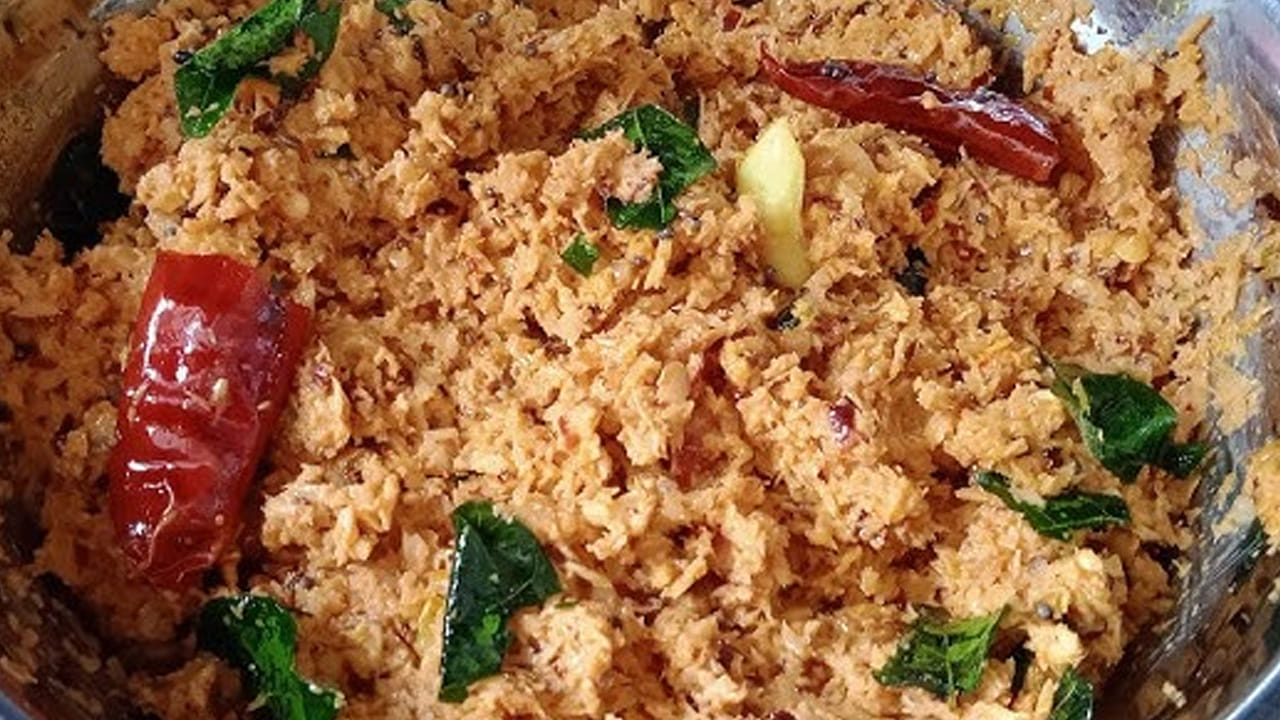 గ్యాస్ వెలిగించి పాన్ పెట్టి దానిలో ఆయిల్ వేసి, దానిలో నాలుగు ఎండుమిర్చి, జీలకర్రను వేసి బాగా వేయించాలి. ఆ తర్వాత దీనిని పొడి లాగా పెట్టుకోవాలి.