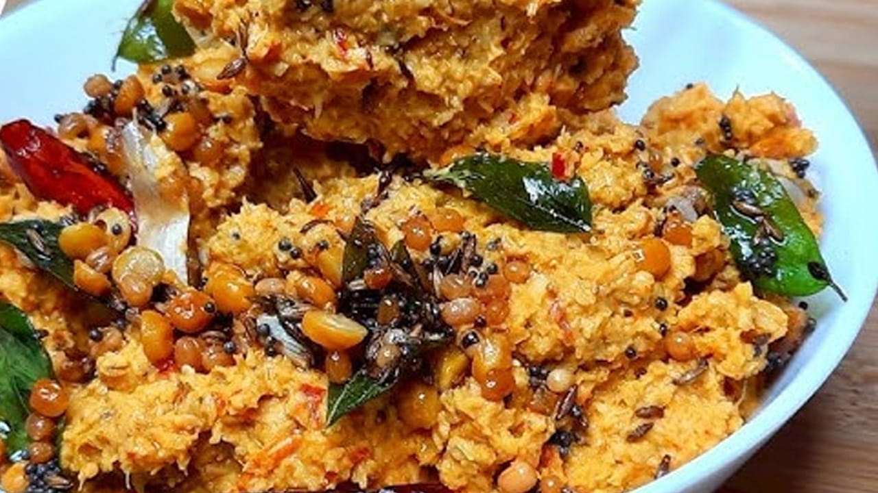 మిక్సీ జార్లో ఒక కప్పు కొబ్బరి ముక్కలు, వేయించిన ఎండుమిర్చి, అర టీ స్పూన్ జీలకర్ర, అర టీ స్పూన్ వెల్లుల్లి, రెండు టేబుల్ స్పూన్స్ చింతపండు రసం , రుచికి సరిపడా ఉప్పు వేసి తగినంత నీళ్లు పోసి మెత్తగా రుబ్బుకోవాలి.