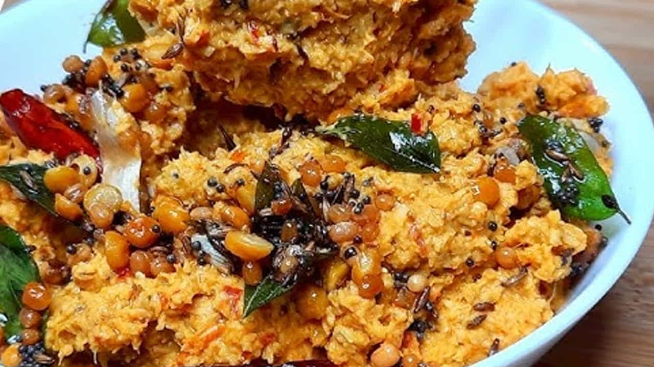 మిక్సీ జార్లో ఒక కప్పు కొబ్బరి ముక్కలు, వేయించిన ఎండుమిర్చి, అర టీ స్పూన్ జీలకర్ర, అర టీ స్పూన్ వెల్లుల్లి, రెండు టేబుల్ స్పూన్స్ చింతపండు రసం , రుచికి సరిపడా ఉప్పు వేసి తగినంత నీళ్లు పోసి మెత్తగా రుబ్బుకోవాలి.