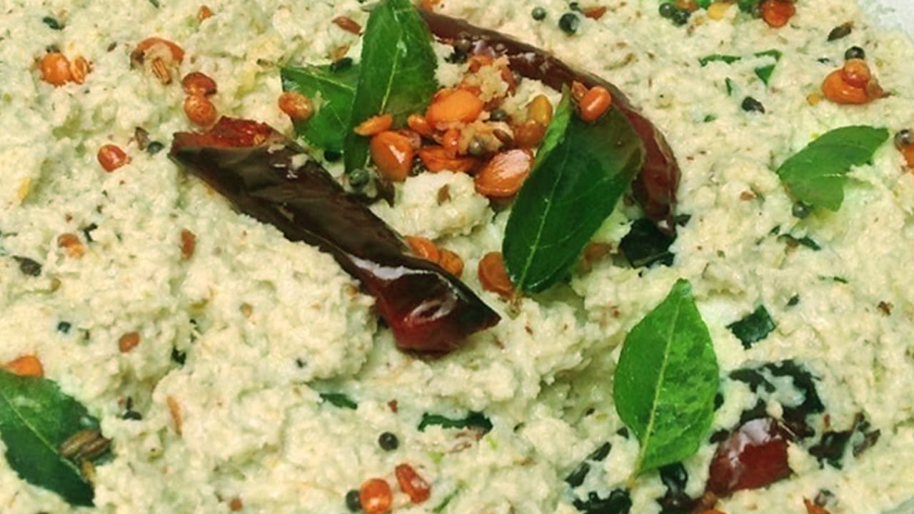 పాన్లో ఆయిల్ వేసి అర టీ స్పూన్ ఆవాలు, అర టీ స్పూన్ మినపప్పు, నాలుగు ఎండుమిర్చి, కరివేపాకు ఆకులు వేయించి, ఆ పోపును చట్నీలో వేసి కలుపుకోవడమే.