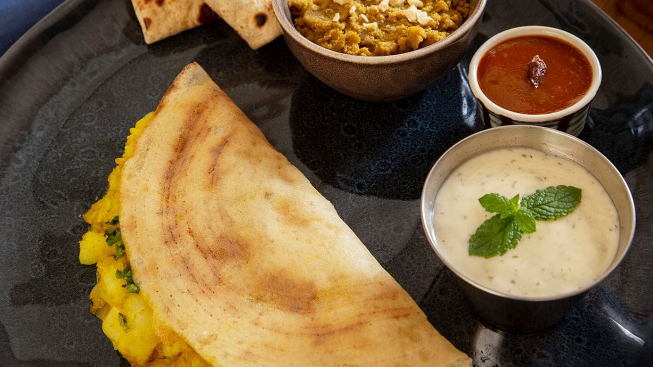 కొబ్బరి నూనె దోశ: సాధారణంగా వేసే దోశల కంటే, కొబ్బరి నూనెతో వేసిన దోశలు మరింత కరకరలాడుతూ, విభిన్నమైన రుచితో ఉంటాయి. వీటిని కొబ్బరి చట్నీ లేదా సాంబార్‌తో తింటే చాలా రుచిగా ఉంటాయి. మీరు చేసే రొయ్యల కూర అయినా, అరటికాయ వేపుడు అయినా.. అందులో కొబ్బరి నూనెను వాడితే ఆ వంటకానికి ఒక ప్రత్యేకమైన ప్రామాణికత, అదిరిపోయే రుచి వస్తాయి.