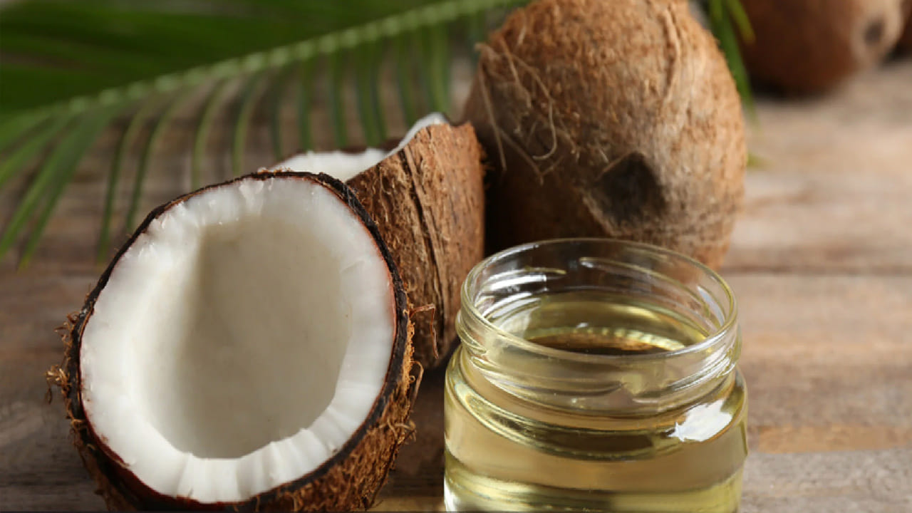 కళ్ల కింద నల్లటి వలయాలను తొలగించడానికి కొబ్బరి నూనె ఒక అద్భుతమైన పరిష్కారం. రాత్రి పడుకునే ముందు కళ్ల చుట్టూ ఉన్న ప్రాంతంలో కొబ్బరి నూనెను సున్నితంగా మర్దనా చేయడం వల్ల అలసట తగ్గి, నల్లటి వలయాలు తగ్గుతాయి. అంతేకాకుండా ఇది చర్మానికి సహజమైన మెరుపును ఇస్తుంది.