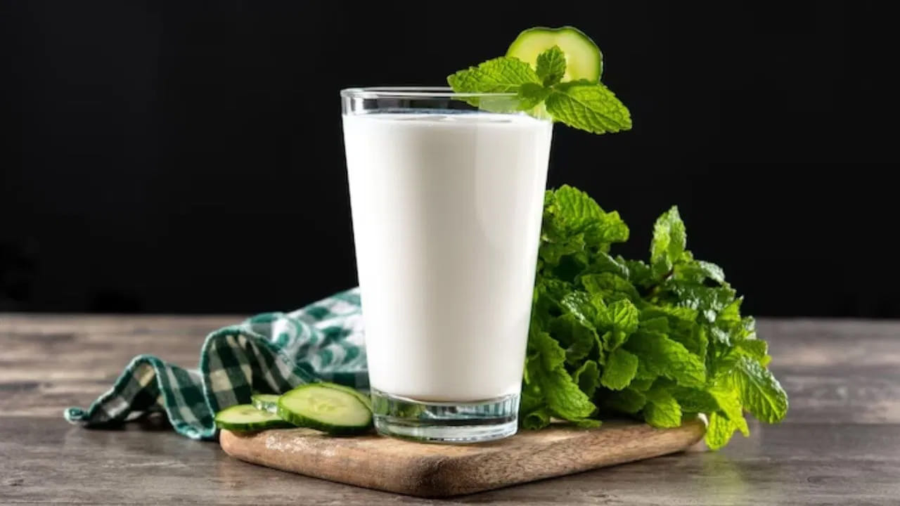 మజ్జిక తాగేటప్పుడు దానిలో కొన్ని యాడ్ చేసుకుంటే మరిన్ని ప్రయోజనాలు ఉంటాయి. మజ్జిగలో కొంచెం జీలకర్ర పొడి, నల్ల ఉప్పు కలుపుకుంటే రుచితో పాటు ఆరోగ్యమూ పెరుగుతుంది. చక్కెర కలిపిన లస్సీ కంటే పల్చటి మజ్జిగే వేసవికి బెస్ట్.