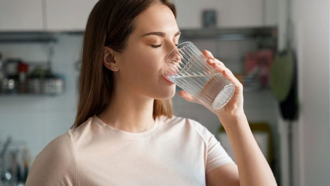 కూలింగ్ వాటర్ తాగితే బరువు పెరుగుతారా? సోషల్ మీడియాలో వైరల్ అవుతున్న వార్తల్లో నిజమెంత?