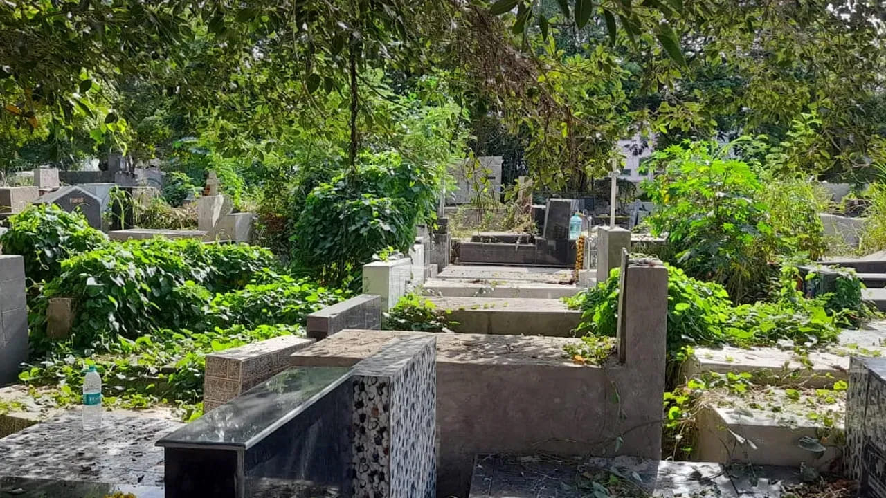 Telangana: శ్మశానవాటికలో అక్రమ దందా.. పోలీసుల తనిఖీల్లో విస్తుపోయే నిజాలు..