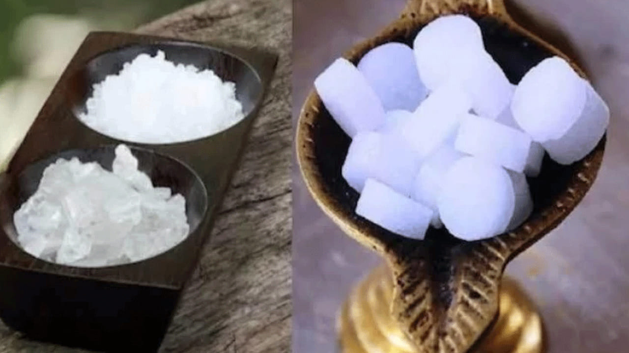 
ఉద్యోగం, వ్యాపార పురోగతికి.. 

ఉద్యోగంలో స్థిరత్వం లేకపోవడం, వ్యాపారంలో నష్టాలు వంటి సమస్యలు ఉంటే, ఈ పరిహారం ఉపయోగపడుతుంది. వంటగది పనులు పూర్తయ్యాక ఒక గిన్నెలో కర్పూరం, లవంగాలు వేసి వెలిగించి, ఆ ధూపాన్ని ఇల్లంతా ప్రదర్శించాలి. ఇలా చేయడం వల్ల సానుకూల శక్తి పెరిగి, ఉద్యోగం, వ్యాపారంలో పురోగతి కలుగుతుందని విశ్వసిస్తారు. 