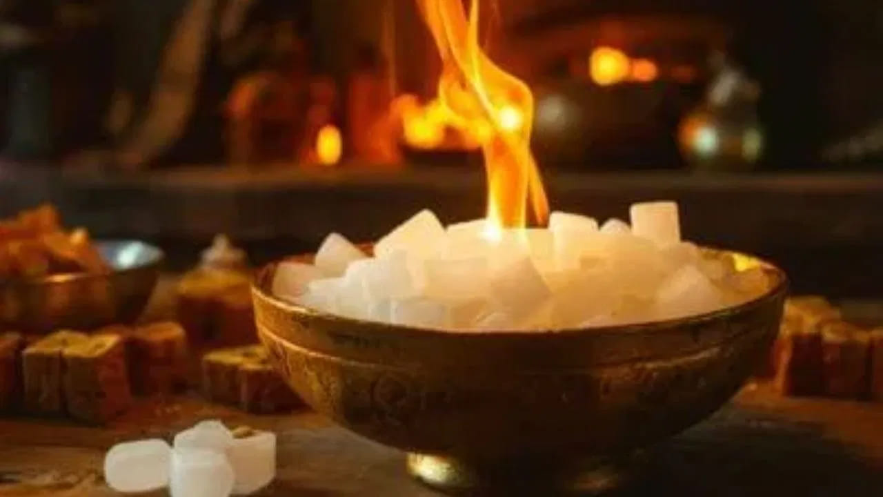 
వైవాహిక జీవితంలో శాంతి కోసం.. 

భార్యాభర్తల మధ్య విభేదాలు ఎక్కువగా ఉంటే, రాత్రి సమయంలో భర్త దిండు కింద కర్పూరం ఉంచి, ఉదయం ఎవరికీ చెప్పకుండా దాన్ని కాల్చివేయాలి. ఇలా చేయడం వల్ల సంబంధాల్లో మాధుర్యం పెరిగి, కుటుంబంలో శాంతి నెలకొంటుందని నమ్ముతారు. 

