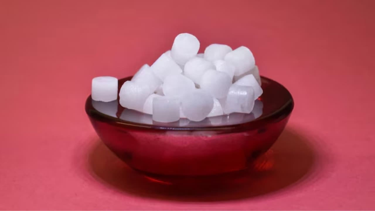 
ఆర్థిక సమస్యల నుంచి విముక్తి.. 

అప్పులు లేదా డబ్బు సంబంధిత సమస్యలు ఉంటే, వెండి గిన్నెలో కర్పూరం, లవంగాలు వేసి ప్రతిరోజూ వెలిగించడం మంచిదని వాస్తు శాస్త్రం సూచిస్తుంది. ముఖ్యంగా ఇంటి ఆగ్నేయ దిశలో దీన్ని చేయడం వల్ల ధనప్రవాహం మెరుగుపడి, ఆర్థిక స్థిరత్వం వస్తుందని నమ్మకం. 
