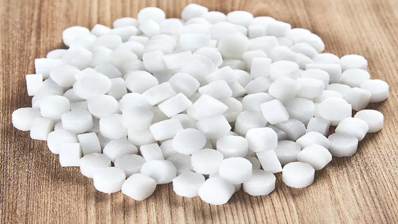 Camphor Vastu Remedy: హిందూ సంప్రదాయంలో కర్పూరానికి ప్రత్యేక స్థానం ఉంది. ప్రతి పూజా కార్యక్రమం చివరలో కర్పూరంతో హారతి ఇవ్వడం ద్వారా దేవుని అనుగ్రహం లభించి, మన కోరికలు నెరవేరుతాయని విశ్వాసం. వాస్తు శాస్త్రం ప్రకారం కూడా కర్పూరం ఇంటిలోని నెగటివ్ ఎనర్జీని తొలగించి, సానుకూల వాతావరణాన్ని కల్పిస్తుంది. ఒకే ఒక్క కర్పూరం బిళ్ళతో కూడా తీవ్రమైన వాస్తు దోషాలను తగ్గించవచ్చని చెబుతారు. ఇది ఆర్థిక సమస్యలు, కుటుంబ కలహాలు వంటి అనేక ఇబ్బందులను కూడా తగ్గించడంలో సహాయపడుతుందని నమ్మకం.
