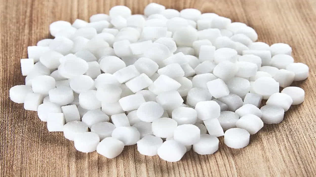 Camphor Vastu Remedy: హిందూ సంప్రదాయంలో కర్పూరానికి ప్రత్యేక స్థానం ఉంది. ప్రతి పూజా కార్యక్రమం చివరలో కర్పూరంతో హారతి ఇవ్వడం ద్వారా దేవుని అనుగ్రహం లభించి, మన కోరికలు నెరవేరుతాయని విశ్వాసం. వాస్తు శాస్త్రం ప్రకారం కూడా కర్పూరం ఇంటిలోని నెగటివ్ ఎనర్జీని తొలగించి, సానుకూల వాతావరణాన్ని కల్పిస్తుంది. ఒకే ఒక్క కర్పూరం బిళ్ళతో కూడా తీవ్రమైన వాస్తు దోషాలను తగ్గించవచ్చని చెబుతారు. ఇది ఆర్థిక సమస్యలు, కుటుంబ కలహాలు వంటి అనేక ఇబ్బందులను కూడా తగ్గించడంలో సహాయపడుతుందని నమ్మకం.