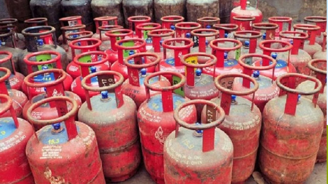 వినియోగదారులు బుక్‌ చేసుకున్న రెండున్నర రోజుల వ్యవధిలోనే మీరు బుక్ చేసుకున్న గ్యాస్ సిలిండర్ మీ ఇంటికి చేరుతుందని పేర్కొంది. గల్ఫ్‌ దేశాల నుంచి రావాల్సిన చములు నిల్వలు ఆగిపోయినప్పటికీ.. ఇతర మార్గాల నుంచి చమురును కొనుగోలు చేస్తున్నట్టు తెలిపింది.