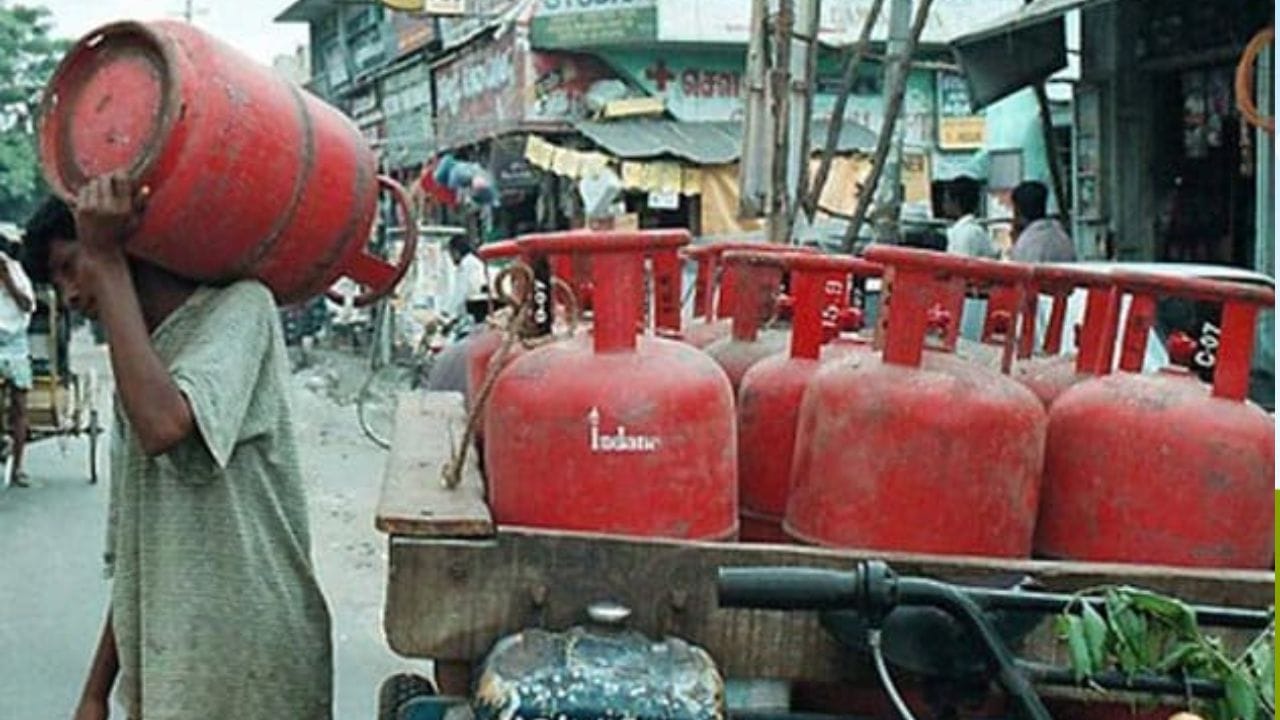 హర్మోజ్ జలసంధితో సంబంధం లేని రూట్ల ద్వారా చమురు కొనుగోలు చేయడం స్టార్ట్ చేసింది. ఈ నేపథ్యంలోనే ఎల్పీజీ సిలిండర్ల విషయంలో వినియోగదారులు ఎవరూ భయపడాల్సిన పనిలేదని తెలిపింది.