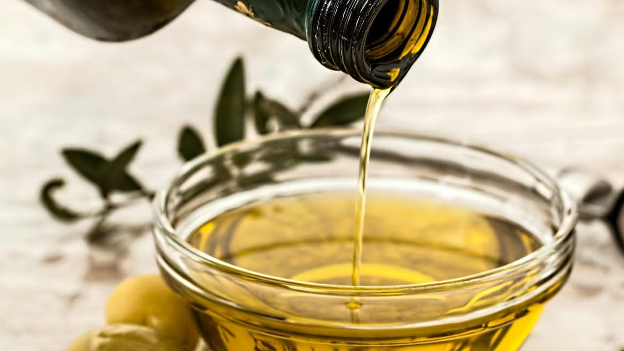 ఈ క్రమంలో వంట గ్యాస్ బాటలో వంట నూనె ధరలు కూడా పెరిగి సామాన్యులకు మరో షాకిచ్చాయి. ఇరాన్‌పై అమెరికా, ఇజ్రాయెల్ కలిసి దాడులు చేపట్టడం, ప్రతీకార చర్యల్లో భాగంగా గల్ప్ దేశాల్లోని అమెరికా స్థావరాలపై ఇరాన్ క్షిపణులతో దాడులు చేపట్టడంతో పశ్చిమాసియా దేశాల్లో ఉద్రిక్తకర పరిస్థితులు నెలకొన్నాయి. దీంతో పశ్చిమాసియా నుంచి భారత్‌కు దిగుమతి కావాల్సిన సరుకు రవాణాలో సమస్యలు ఏర్పడ్డాయి.
