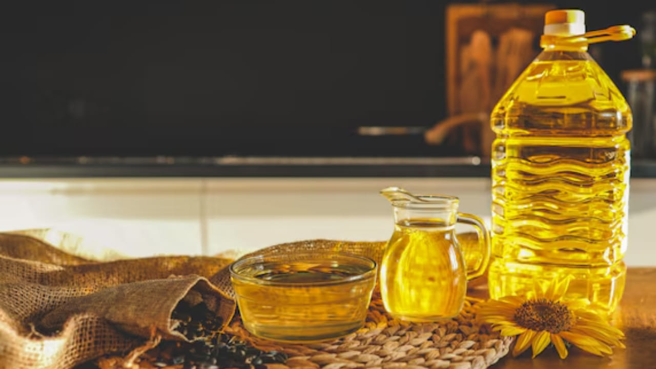 
ఈ క్రమంలో వంట గ్యాస్ ధరలు పెరగ్గా.. వంట నూనె ధరలు కూడా భారీగా పెరుగుతున్నాయి. సన్‌ఫ్లవర్ నుంచి పామాయిల్ వరకు అన్నీ ధరలు గణనీయంగా పెరిగాయి. గత 10 రోజుల క్రితం లీటర్ సన్‌ఫ్లవర్ ఆయిల్ రూ.150గా ఉండగా.. ఆదివారం నాటికి రూ.170కి చేరుకుంది. వారం రోజుల్లోనే రూ.20 మేర పెరిగింది.
