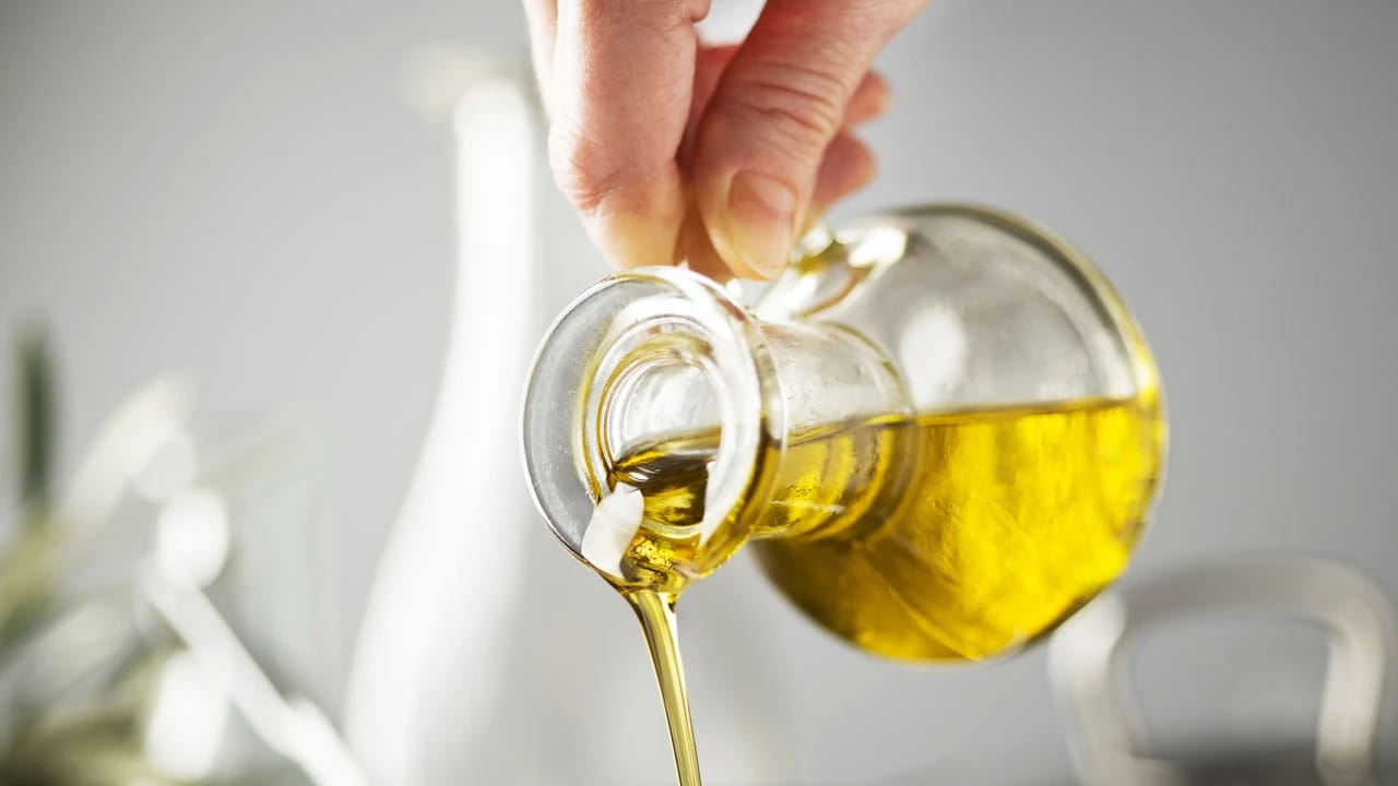 ఇక పామాయిల్ ధరలు కూడా ఆమాంతం పెరిగాయి. వీటి ధరలు లీటర్‌కు రూ.15 నుంచి రూ.20కి పెరిగాయి. భారత్ వంట నూనెలను ఎక్కువగా విదేశాల నుంచి దిగుమతి చేసుకుంటుంది. యుద్దం వల్ల ప్రపంచ సరుకు రవాణా వ్యవస్థ దెబ్బతినడం వల్ల ధరలపై ప్రభావం పడుతుంది. అయితే ధరలు పెరుగుతుండటంతో వినియోగదారులు వంట నూనెలను ముందుగానే కొనుగోలు చేసి స్టాక్ పెట్టుకుంటున్నారు.
