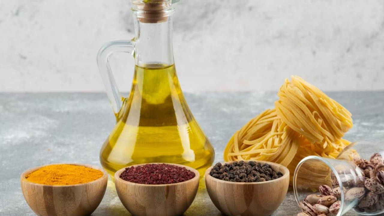 వంట నూనెకు డిమాండ్ బాగా పెరిగినట్లు వ్యాపారులు చెబుతున్నారు. ధరలు మరింత పెరుగుతాయనే ఆందోళనతో ప్రజలు ఒకేసారి పెద్ద మొత్తంలో టిన్‌లు, ప్యాకెట్లు కొనుగోలు చేస్తున్నారు. దీంతో సరఫరా తక్కువగా ఉండటం, డిమాండ్ ఎక్కువగా ఉండటంతో ధరలు పెరుగుతున్నాయని అంటున్నారు. రానున్న రోజుల్లో మరింత పెరిగే అవకాశముందని అంటున్నారు.