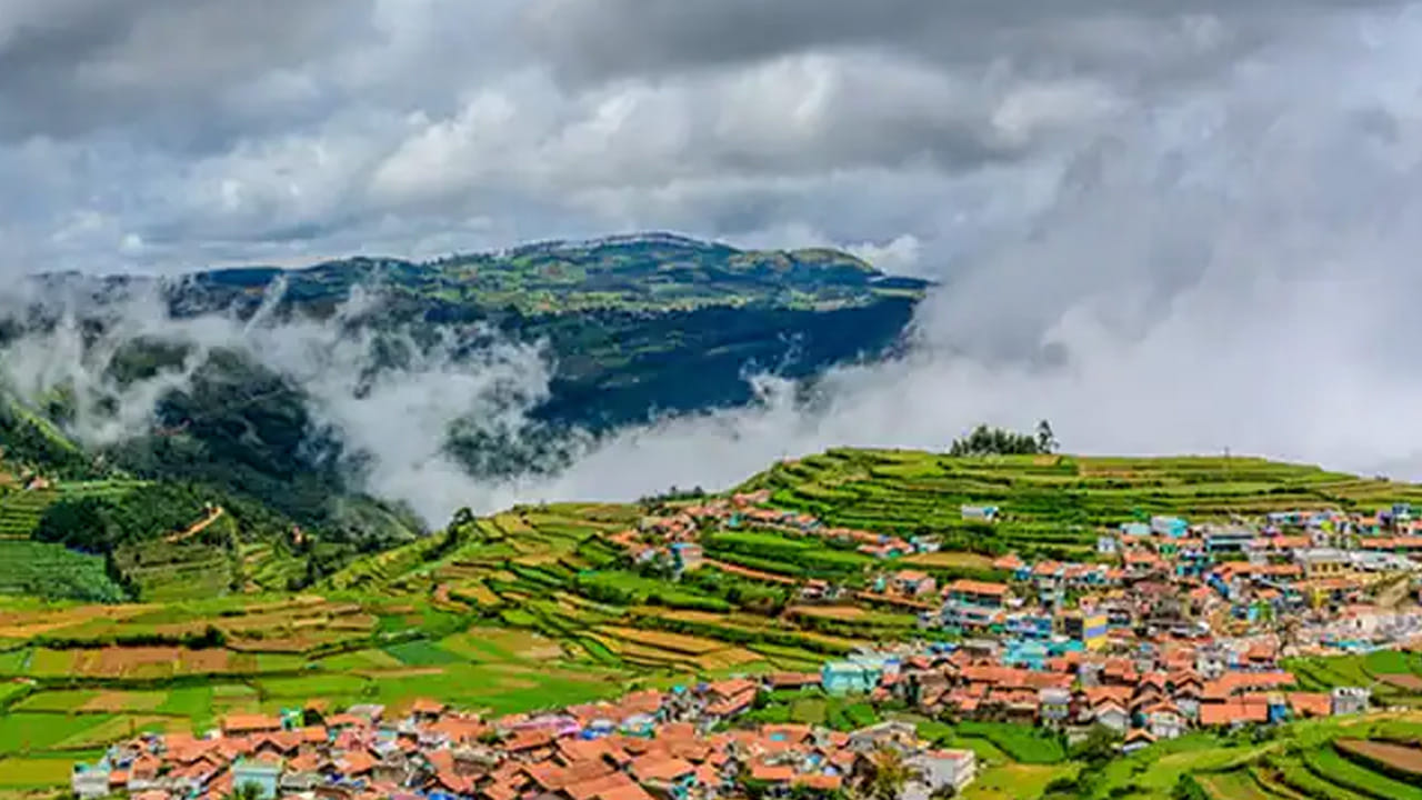 ఊటీ, తమిళనాడు : అందమైన తోటల మధ్య ఆనందంగా గడపాలి అనుకునే వారికి తమిళనాడులోని ఊటీ, కొడైకెనాల్ బెస్ట్ ప్లేస్. ఇక్కడి ప్రకృతి చాలా అందంగా, అద్భుతంగా ఉంటుంది. ముఖ్యంగా సమ్మర్లో కూడా ఈ ప్రదేశాలు చాలా చల్లగా ఉంటాయి.