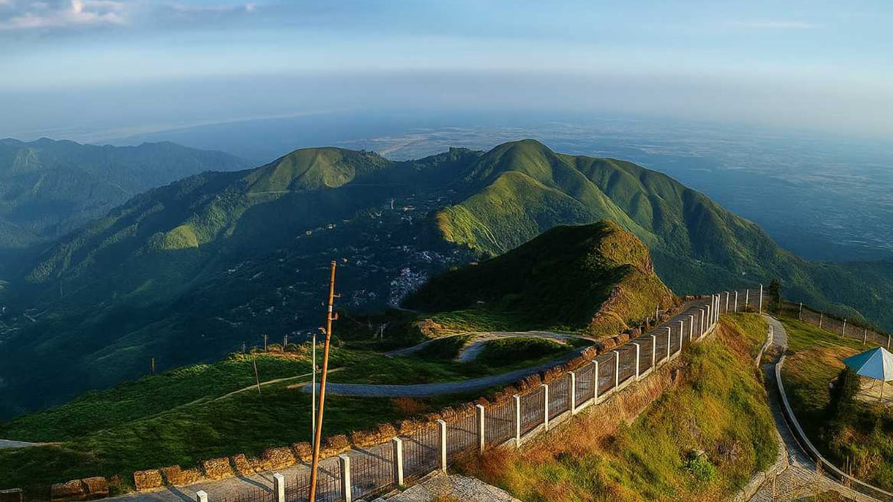 డార్జిలింగ్ , పశ్చిమ బెంగాల్ : పచ్చని చెట్లు, అందమైన తోటలు, లోయలు, ఎత్తైన పర్వతాలు, అందమైన ప్రకృతిని చూడాలి అనుకునే వారికి ఇది చాలా బెస్ట్ అని చెప్పాలి. ఇక్కడ పర్వత రైళ్లు, టీ తోటలు ప్రతి ఒక్కరినీ ఆకట్టుకుంటాయి. అంతే కాకుండా ఈ ప్రాంతంలో చాలా ఎత్తైన టైగర్ హిల్ వ్యూ చాలా బాగుంటుంది. స్వచ్ఛమైన గాలి, చల్లటి ప్రదేశంలో ఆనందంగా ఎంజాయ్ చేయవచ్చును.