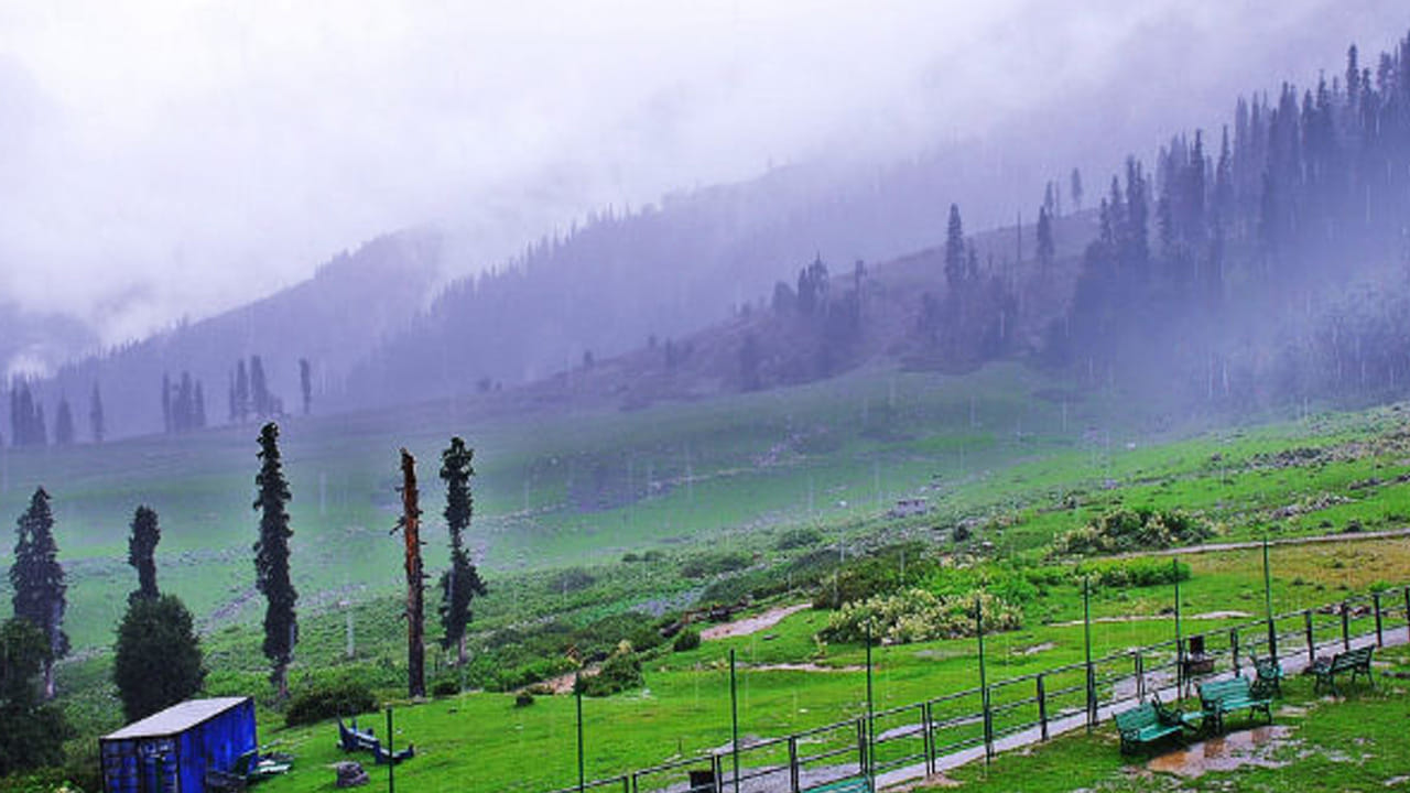 గుల్మార్గ్ , జమ్ముకాశ్మీర్ : సాహస ప్రియులకు స్వర్గధామం గుల్మార్గ్. ఇక్కడి అందమైన ప్రదేశం ప్రతి ఒక్కరినీ ఆకట్టుకుంటుంది. అలాగే ట్రెక్కింగ్ కూడా అందుబాటులో ఉంది. ఇక సమ్మర్లో కూల్ కూల్గా ఉండాలి అనుకునే వారికి ఇది చాలా బెస్ట్ ప్లేస్ అని చెప్పవచ్చును.