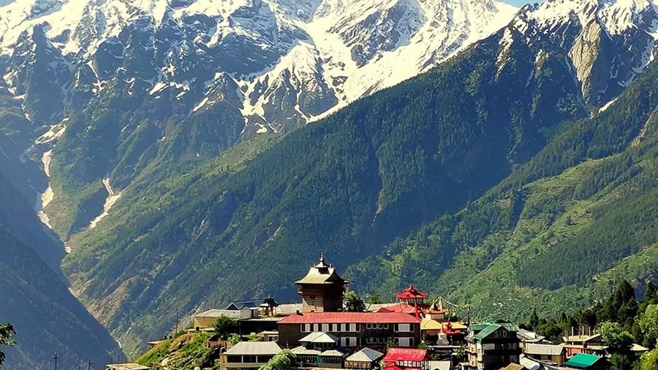 కిన్నౌర్ , హిమాచల్ ప్రదేశ్ : మంచుతో కప్పబడిన ప్రదేశాలు, అందరి మనసు దోచే మంచు ప్రదేశాలు, అద్భుతమైన, చల్లి వాతావారణం, ఇక్కడి వెళితే కలిగే ఆనందం మాటల్లో చెప్పలేనిది. చల్లని దట్టమైన అడువులు, అందమైన సరస్సులు, ఆనందాన్నిచ్చే లోయలను సందర్శించాలి అనుకునే వారికి ఇది బెస్ట్ ప్లేస్. ప్రకృతి మాత్రమే కాకుండా ఇక్కడి సం సృతి కూడా ప్రతి ఒక్కరినీ ఆకట్టుకుంటుంది.