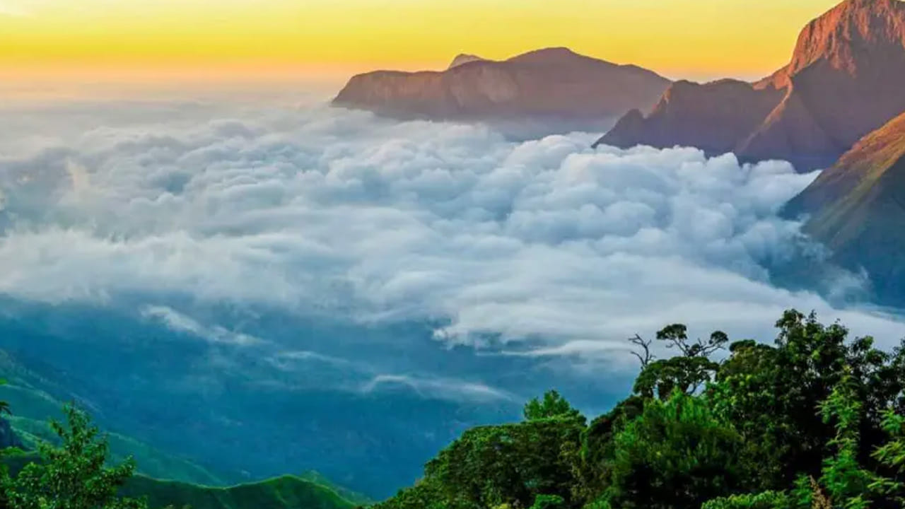 మున్నార్ , కేరళ : దక్షిణ భారత దేశంలో అందమైన ప్రదేశాల్లో మున్నార్ కేరళ ఒకటి. ఇక్కడి వాతావరణం ఎప్పుడూ చాలా కూల్ కూల్గా ఉంటుంది. అందమైన కాఫీ తోటలు, పచ్చని చెట్లు , కొండలు, తేయాకు తోటలపై తేలియాడే మేఘాలు మనోహరమైన వాతావరణం. మానసిక ప్రశాంతతను అందిస్తుంది. అంతే కాకుండా, ఎండాకాలంలో ఇక్కడికి వెళితే చాలా కూల్గా ఉండొచ్చు.