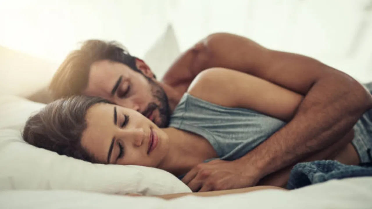 వాస్తు శాస్త్రం ప్రకారం ఇంటి నిర్మాణం మాత్రమే కాదు, ఇంట్లోని ప్రతి చిన్న అంశానికి కూడా ప్రత్యేక ప్రాముఖ్యత ఉంటుంది. ఇంటి దిశ, గదుల అమరిక, రంగుల ఎంపికతో పాటు, భార్యాభర్తలు ఏ వైపు పడుకోవాలి అన్నదానికీ కొన్ని నియమాలు సూచించబడ్డాయి. ఈ నియమాలను పాటిస్తే వైవాహిక జీవితం సుఖసంతోషాలతో నిండుతుందని, ఇంటిలో శాంతి, శ్రేయస్సు పెరుగుతాయని విశ్వసిస్తారు.