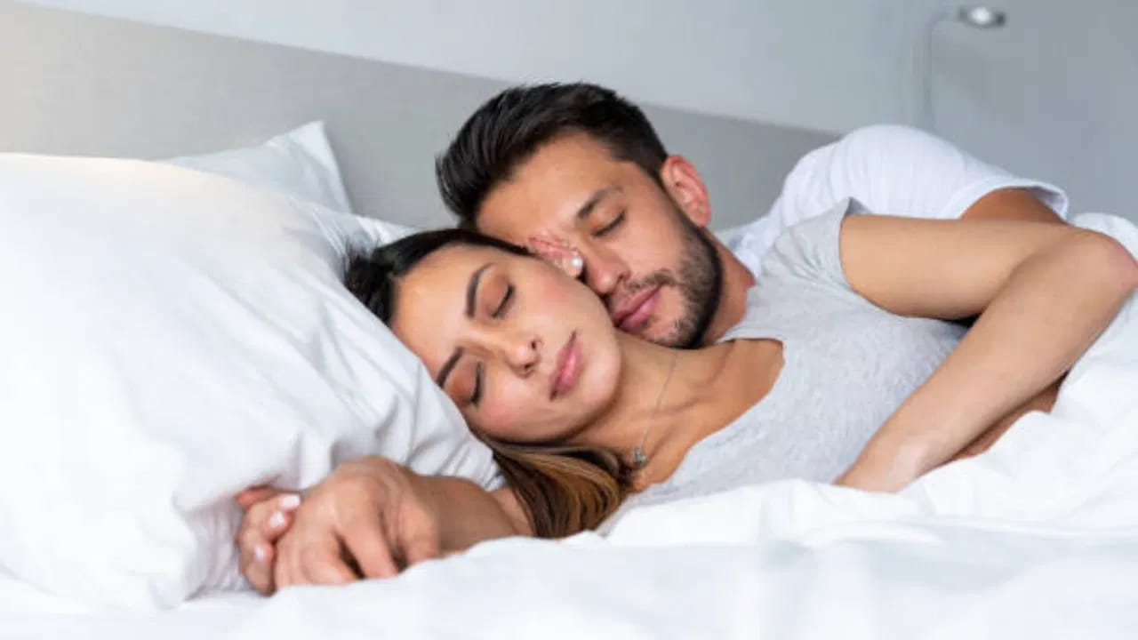 వాస్తు శాస్త్రంలో భార్యాభర్తల పడక విధానానికీ ప్రత్యేక ప్రాముఖ్యత ఉంది. భార్య తన భర్త ఎడమ వైపు తిరిగి పడుకోవడం శుభప్రదంగా పరిగణించబడుతుంది. ఇలా చేయడం వల్ల దాంపత్య జీవితంలో సామరస్యం పెరిగి, వాదనలు తగ్గి, కుటుంబంలో ఆనందం నెలకొంటుందని నమ్మకం. కొన్ని సంప్రదాయ విశ్వాసాల ప్రకారం, భార్య ఎడమ వైపు ఉండటం భర్తకు స్థిరత్వం, పురోగతి, ఆరోగ్యం కలిగిస్తుందని భావిస్తారు.