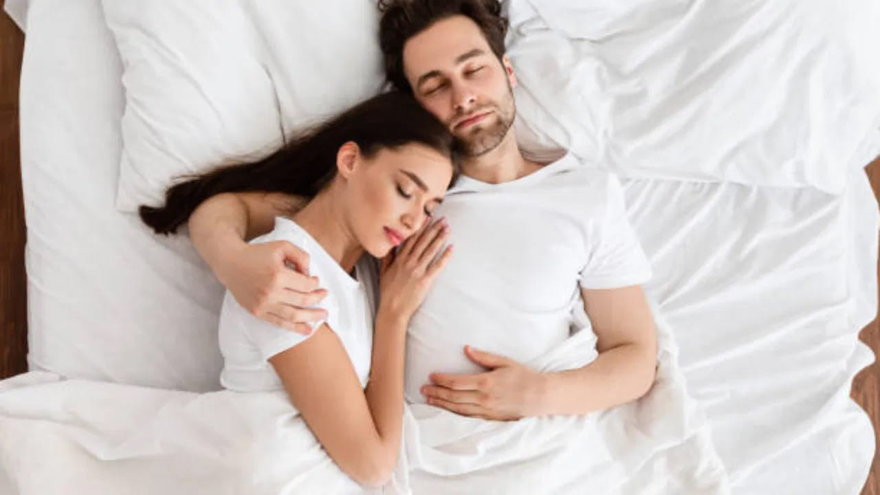 హిందూ ఆధ్యాత్మిక గ్రంథాలలో కూడా దీనికి సంబంధించిన సూచనలు కనిపిస్తాయి. అర్ధనారీశ్వరుడు రూపంలో శివుడు స్త్రీత్వాన్ని తన ఎడమ భాగంలో ఆవిష్కరించినట్లు చెబుతారు. అందువల్ల భార్యను “వామాంగి” (ఎడమ భాగం)గా గౌరవించడం ఆనవాయితీగా మారింది. వివాహ వేడుకలలో వధువు వరుడి ఎడమ వైపున కూర్చోవడం కూడా ఈ భావనకు సంకేతంగా భావిస్తారు.