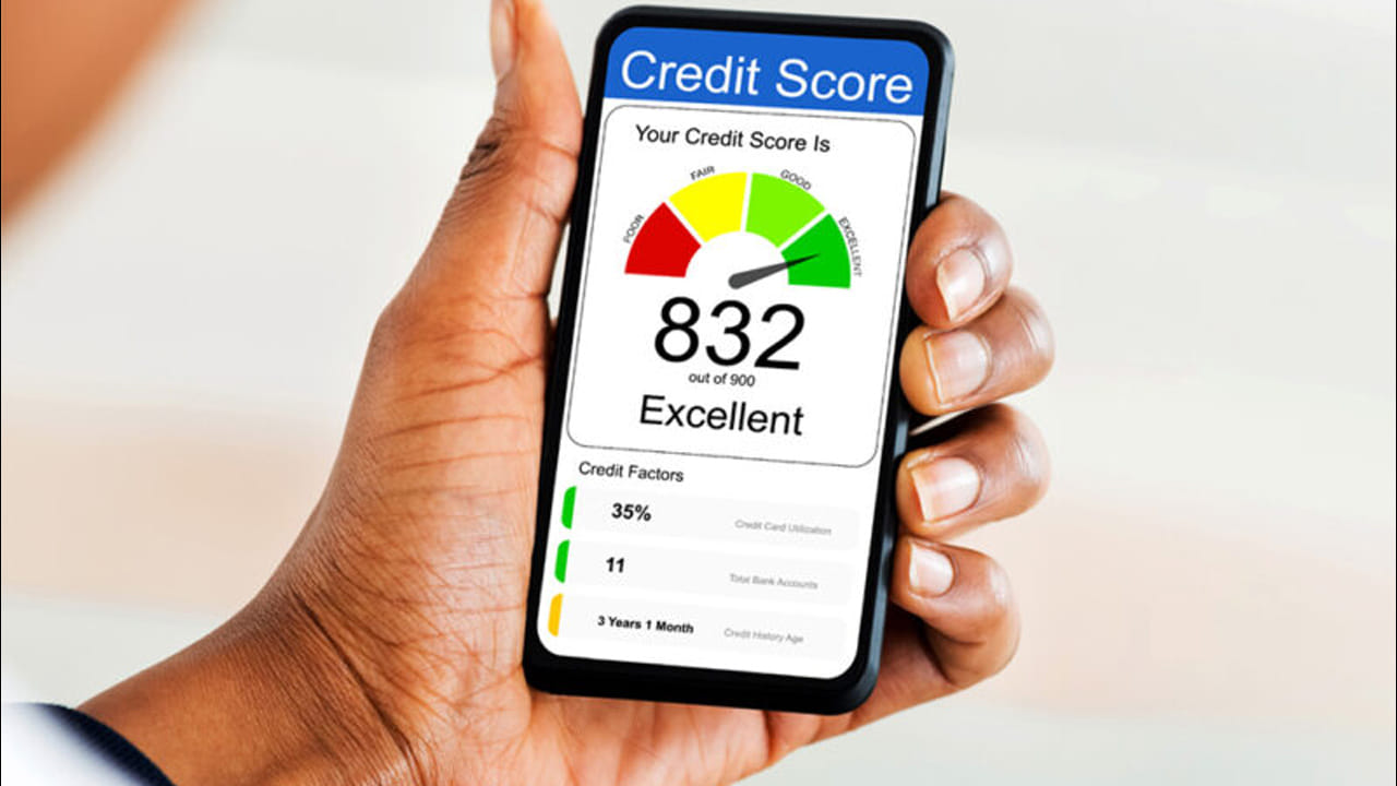 డీఫాల్ట్ లోన్లు ఉండటం, క్రెడిట్ కార్డ్ బకాయిలు ఎక్కువగా ఉండటం, రైట్ ఆఫ్ లోన్లు ఎక్కువగా ఉంటే ఉద్యోగం పొందటం కష్టమే. కొత్తగా ఉద్యోగం పొందే సమయంలోనే కాకుండా ఉద్యోగాల్లో ప్రమోషన్ పొందాలన్నా సిబిల్ స్కోర్ చెక్ చేస్తున్నాయి.  దీంతో మీరు బ్యాంక్ ఉద్యోగంలో చేరాలనుకుంటే సిబిల్ స్కోర్‌పై ఫోకస్ పెట్టండి.
