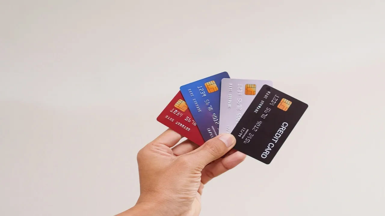 క్రెడిట్ కార్డులు వాడుతున్నారా..? అయితే మీకు బిగ్ అలర్ట్. ఏప్రిల్ 1వ తేదీ నుంచి క్రెడిట్ కార్డ్ రూల్స్ పూర్తిగా మారిపోతున్నాయి. బ్యాంకులు కొత్త నిబంధనలను అమల్లోకి తీసుకురానున్నాయి. క్యాష్ బ్యాక్, రివార్డ్ పాయింట్లు, లావాదేవీ ఫీజుల్లో పలు మార్పులు రానున్నాయి. మీరు క్రెడిట్ కార్డులు వాడుతుంటే వీటి గురించి తప్పనిసరిగా తెలుసుకోవాల్సిందే. అవేంటో ఇప్పుడు చూద్దాం