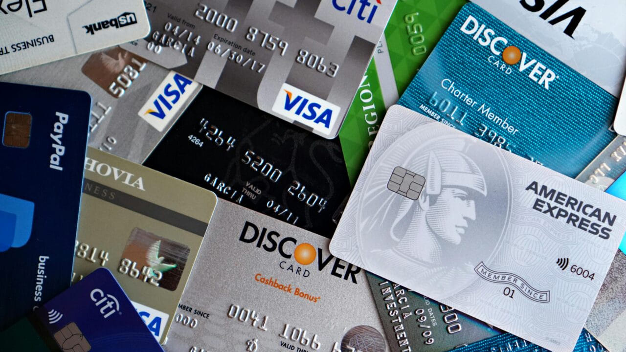 ఏప్రిల్ 1వ తేదీ నుంచి అమల్లోకి రానున్న ఈ కొత్త క్రెడిట్ కార్డు నియమాల గురించి ఎస్బీఐ, యాక్సిస్, ఎస్ బ్యాంక్ వినియోగదారులు తెలుసుకోవాల్సిన విషయముంది. కస్టమర్లు అందరూ ఈ మార్పుల గురించి అవగాహన కలిగి ఉండాలని బ్యాంకులు సూచించాయి. లేకపోతే చెల్లింపుల విషయంలో నష్టపోవాల్సి ఉంటుంది.