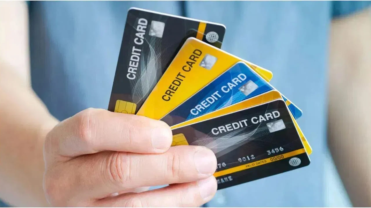 నో కాస్ట్ - ఒక మాయాజాలం: వడ్డీ లేని ఈఎంఐ అనేది ఒక వ్యాపార తంత్రం మాత్రమే. సాధారణంగా దుకాణదారులు వస్తువుపై ఇచ్చే డిస్కౌంట్‌ను తగ్గించి, ఆ మొత్తాన్ని వడ్డీ రూపంలో బ్యాంకుకు సర్దుబాటు చేస్తారు. అంటే మీరు ఒకేసారి నగదు చెల్లిస్తే వచ్చే డిస్కౌంట్ ధరను EMI ఎంచుకోవడం ద్వారా కోల్పోతున్నారు.
