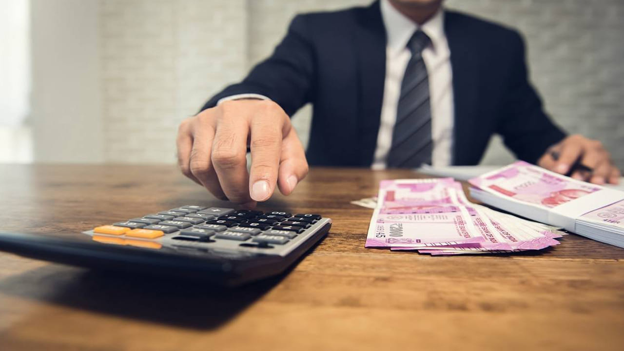 క్రెడిట్ కార్డు బిల్లులు ఉంటే వాటిని చెల్లించండి. పాత లోన్లు ఉంటే వాటిని క్లియర్ చేసుకోండి. క్రెడిట్ రిపోర్టుల్లో తప్పులు ఉంటే సరిచేసుకోండి. ఈఎంఐలు ఉంటే వాటిని చెల్లించండి. ఈ జాగ్రత్తలు అన్నీ పాటించడం వల్ల మీరు బ్యాంకింగ్ రంగంలో ఉద్యోగాలు పొందుతారు.