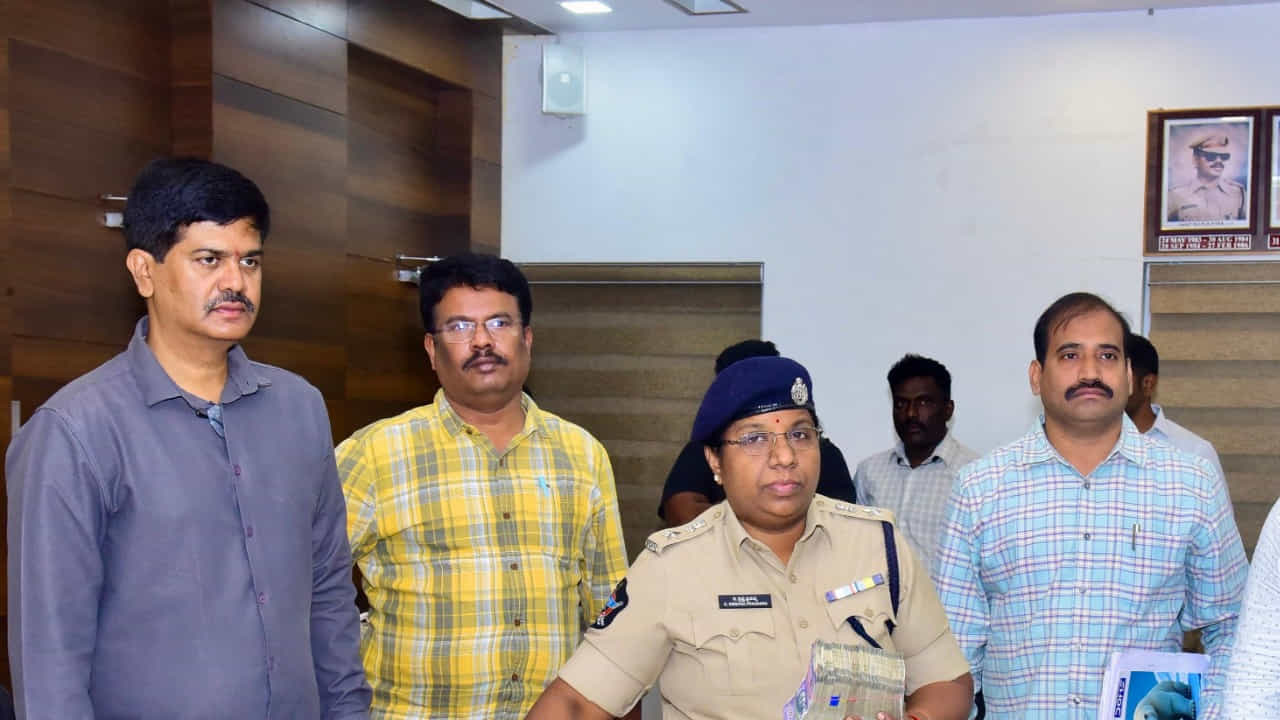 నిందితులపై ఏపీ , తెలంగాణ తమిళనాడు రాష్ట్రాల్లో మొత్తం 12 కేసులను నమోదు అయ్యాయి. వీటిలో ఆంధ్రప్రదేశ్ లో 8 కేసులు నమోదు కాగా,తెలంగాణలో రెండు తమిళనాడులో రెండు కేసులు ఉన్నాయి.