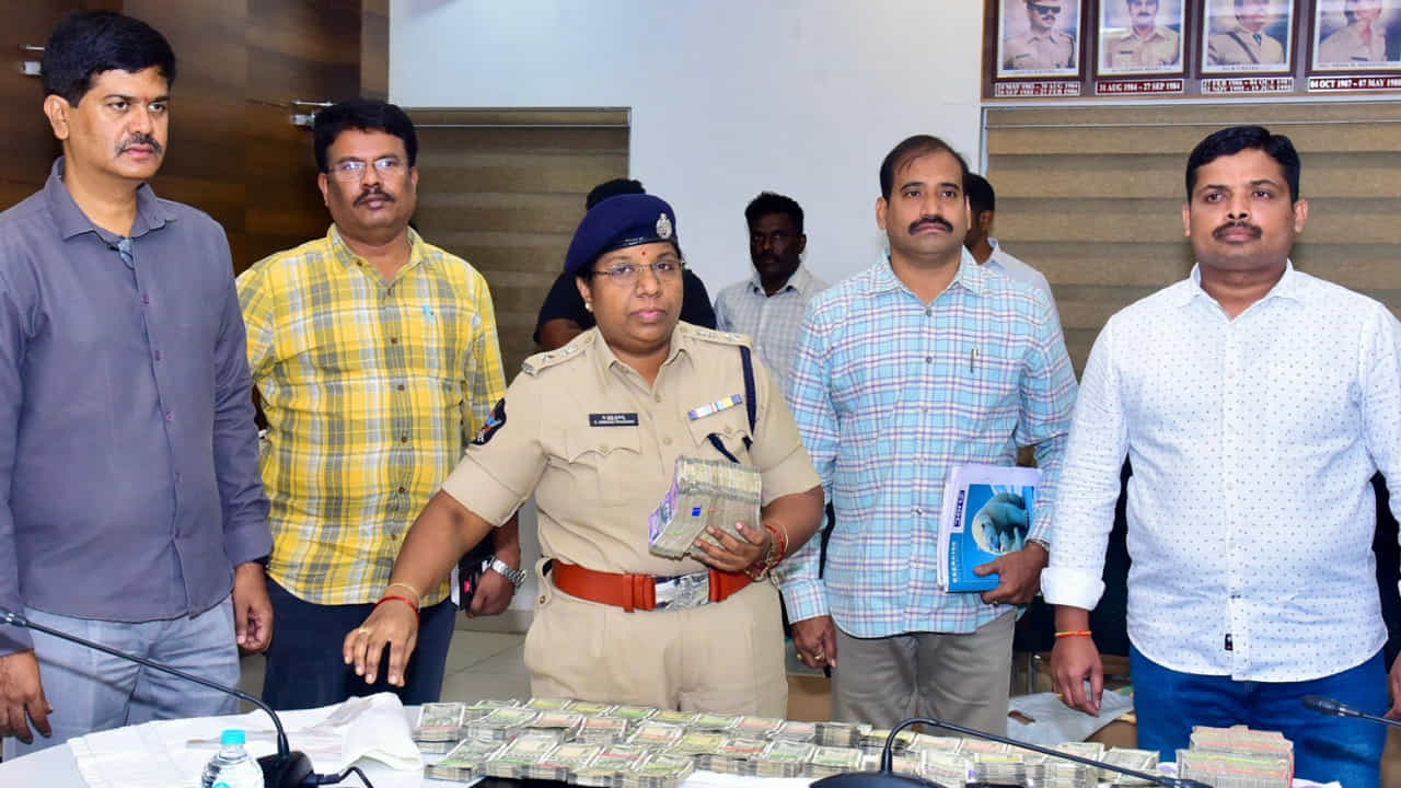ఈ కేసుల ద్వారా బాధితుల నుంచి సుమారు 94 లక్షల రూపాయలు మోసం చేసినట్టు గుర్తించారు. నిందితుడి వద్ద నుంచి సుమారు 50 లక్షల విలువైన ఆస్తిని పోలీసులు స్వాధీనం చేసుకున్నారు. ఇందులో 37 లక్షల రూపాయల నగదు 49 గ్రాముల బంగారం ఉంది