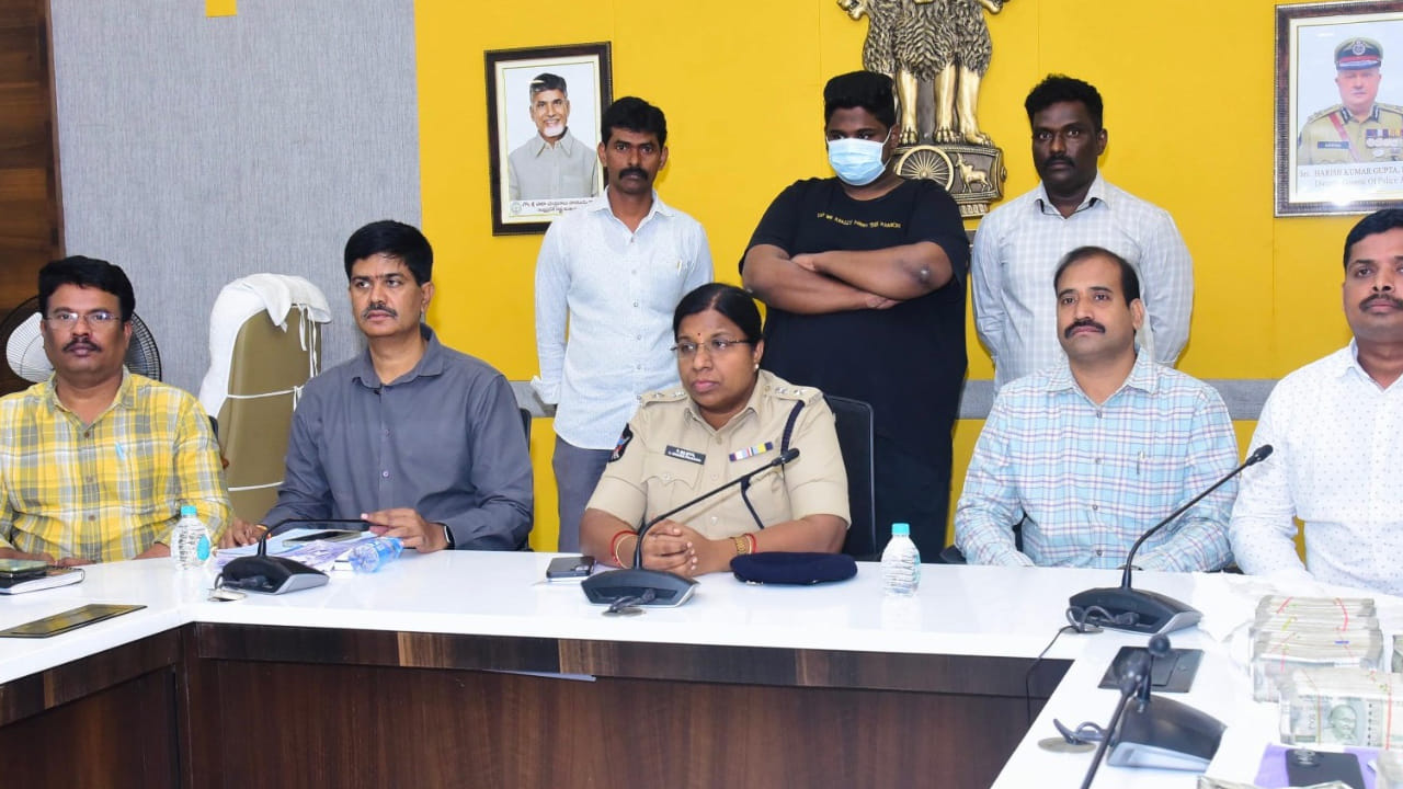 ఏలూరు జిల్లా పెద్దవేగి మండలం నాగన్న గూడెం గ్రామానికి చెందిన 20 ఏళ్ల భీముడు అజిత్ కుమార్ ను పోలీసులు అరెస్ట్ చేశారు. ఎన్టీఆర్ జిల్లా పోలీస్ కమిషనరేట్ సైబర్ క్రైమ్ డిఎస్పి కృష్ణ ప్రసన్న తెలిపిన వివరాల ప్రకారం నిందితుడు ఓఎల్ఎక్స్ లో కార్ డీలర్ గా నటిస్తూ కార్లు అమ్మే వారిని సంప్రదించేవాడు. 