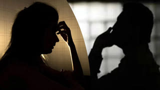 భార్యాభర్తల గొడవ అంటే ఇలా ఉంటుందా..? స్టేషన్‌లోనే పొల్లు పొల్లు కొట్టుకున్నారు మావ.. వీడియో